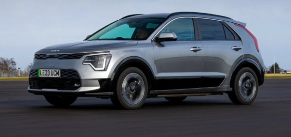 Най-новата Kia Niro грабна награда на Острова за  Малък SUV на годината, когато пристигна за първи път през 2022 г., И все още е топ покупка. Освен че разполага с много повече пространство от предишния модел, Niro също изглежда добре и разполага с много полезни технологии. 

Като двигател този малък SUV наистина впечатлява, като купувачите могат да избират от самозареждащи се и plug-in хибридни версии.

Въпреки това, изцяло електрическият Niro EV е истинска звезда в гамата. Със своята голяма батерия от 64kWh има впечатляващ заявен пробег от 415 км. Включва добро ускорение, финес, комбинирано с характерните за другите мотори точно управление и прилично возене. 

Като вземете предвид атрактивните цени и запазената марка - седем години гаранция, Niro няма да ви разочарова.